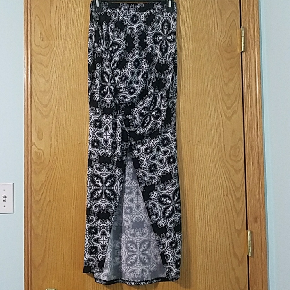 Black and white pattern maxi skirt with slit
